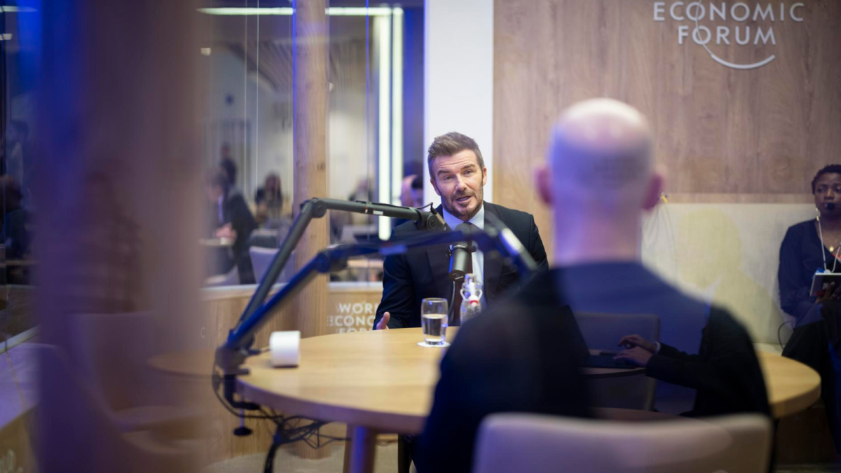 El exfutbolista inglés David Beckham habla en una cabina de pódcast durante la 56.ª edición del Foro Económico Mundial (WEF) en Davos, Suiza, el 20 de enero de 2026.