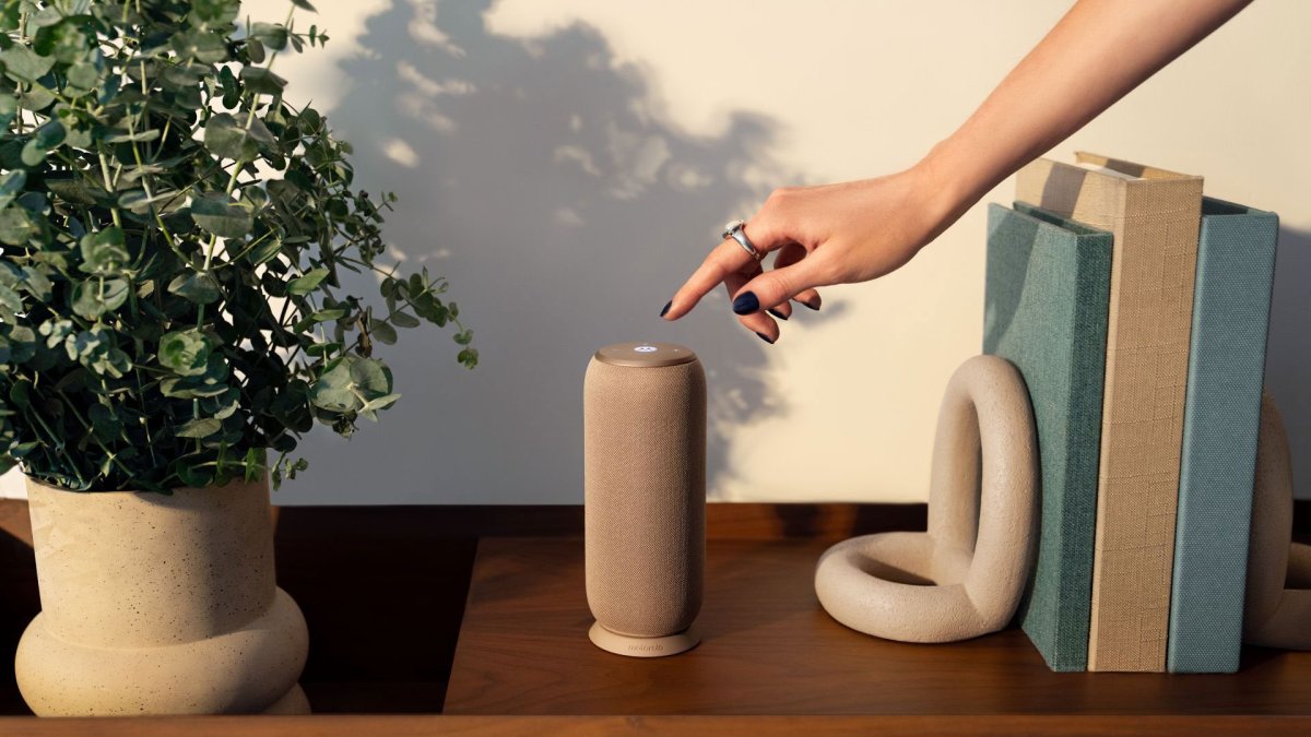 El moto sound flow marca el debut de Motorola en el audio portátil, con sonido Sound by Bose, diseño premium en colores Pantone y tecnología UWB que hace que la música se mueva contigo.