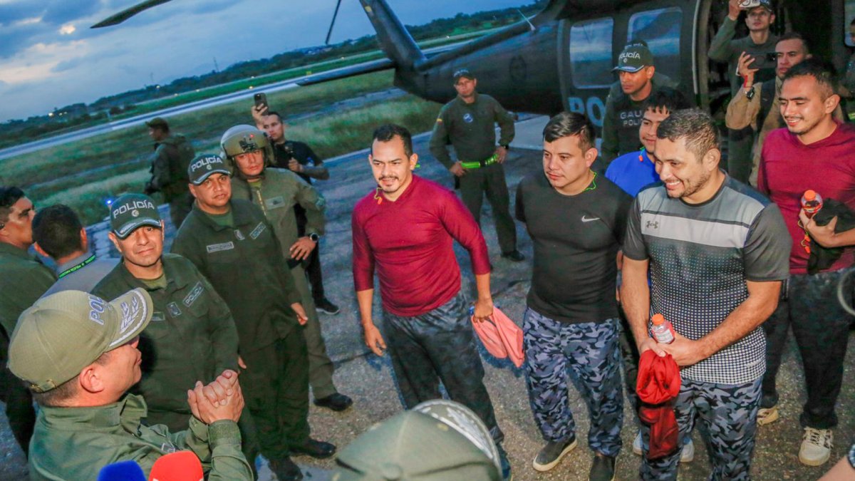 Director general de la Policía de Colombia, William Oswaldo Rincón Zambrano (i), recibe a un grupo de policías luego de ser liberados (Colombia).