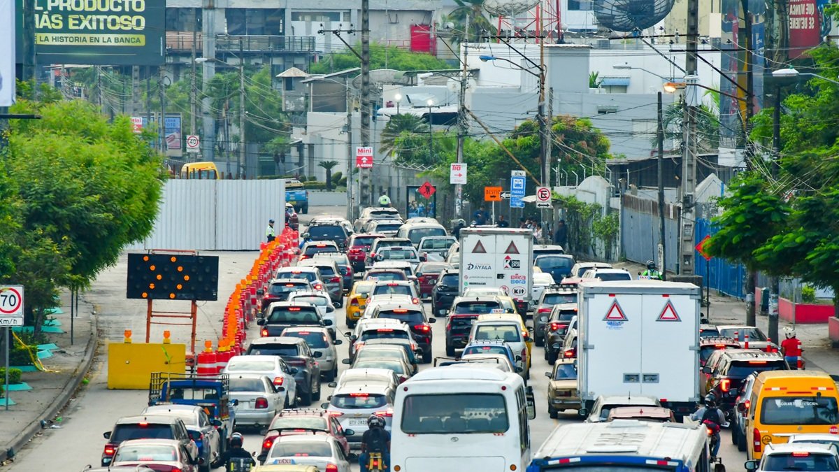La avenida Juan Tanca Marengo se reduce a dos carriles, hacia la derecha, pasando la avenida Las Aguas.