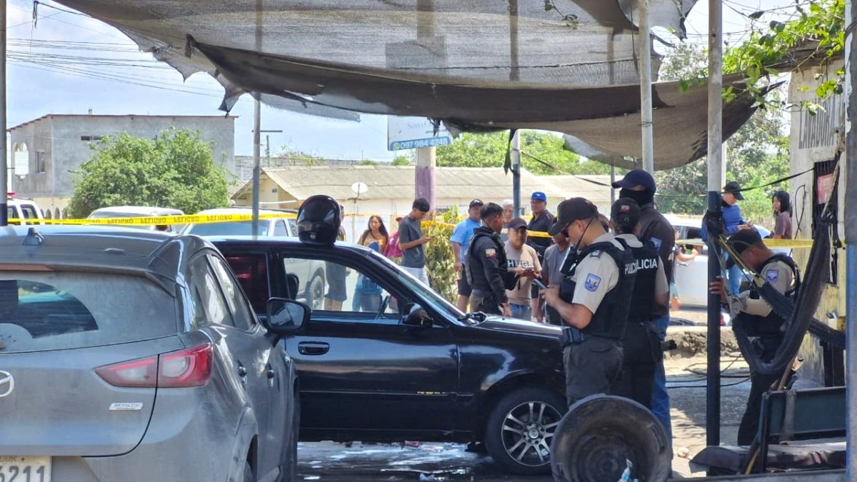 Elementos de la Policía Nacional levantan evidencias del lugar de la escena del crimen.