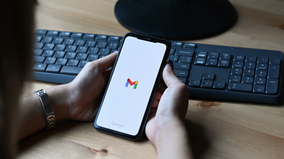 Gmail incorpora inteligencia artificial para resumir correos y priorizar tareas en la bandeja de entrada.