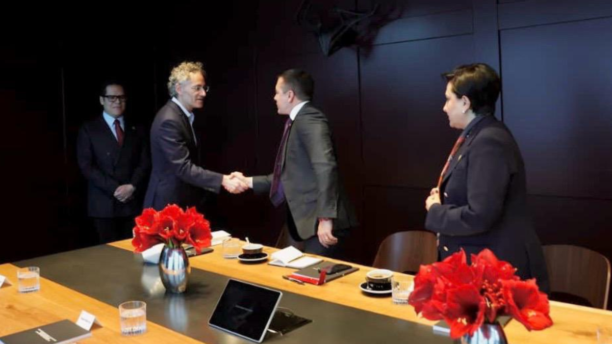 Daniel Noboa estrecha la mano de Alex Karp, CEO de Palantir, durante su encuentro en Davos para impulsar cooperación tecnológica.