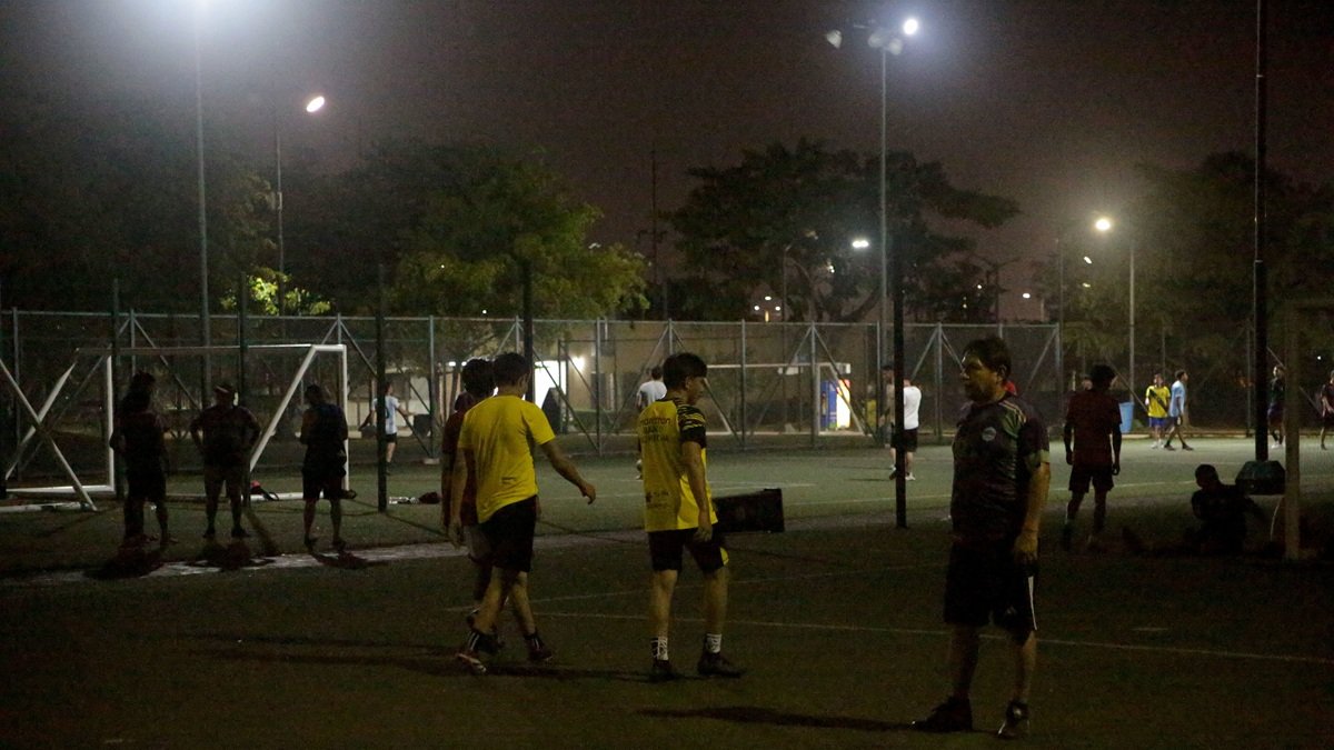 Ciudadanos jugado en el parque Samanes, en el norte de Guayaquil.
