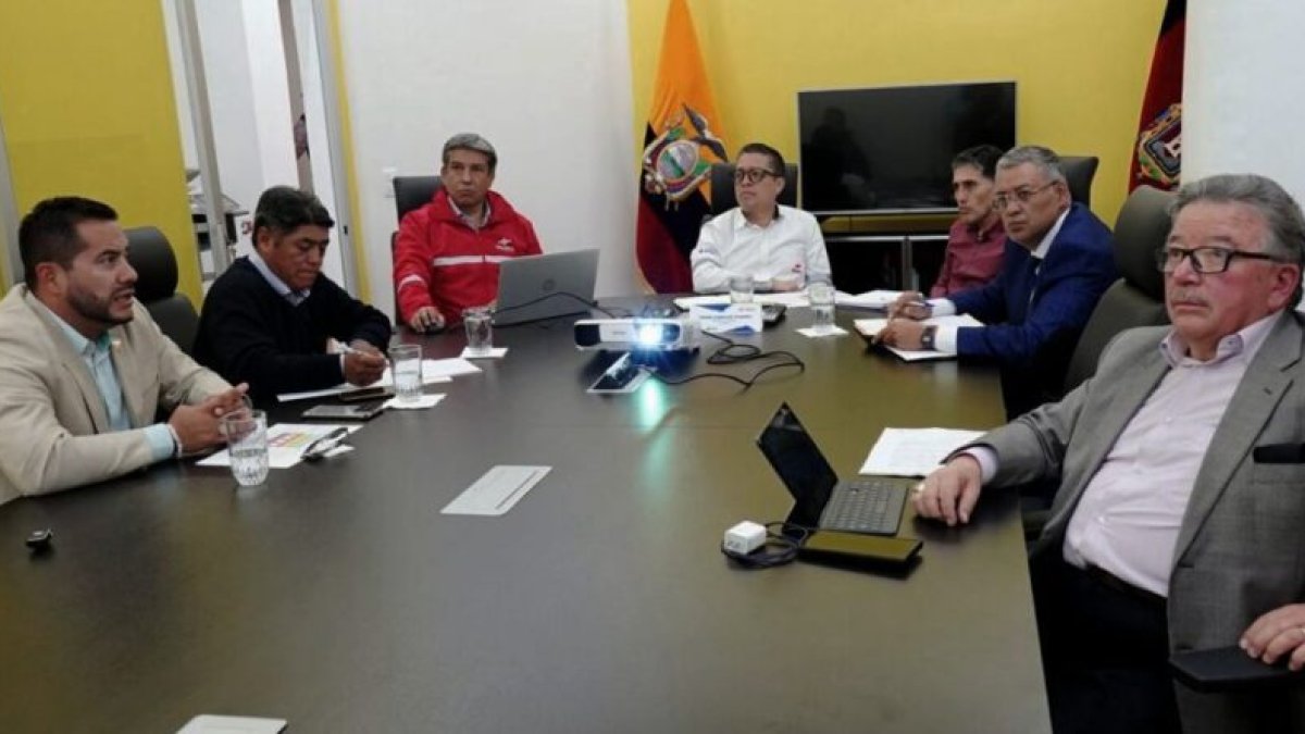 Autoridades del Metro de Quito y miembros de la nueva veeduría ciudadana durante la primera reunión de coordinación del proceso de control social.