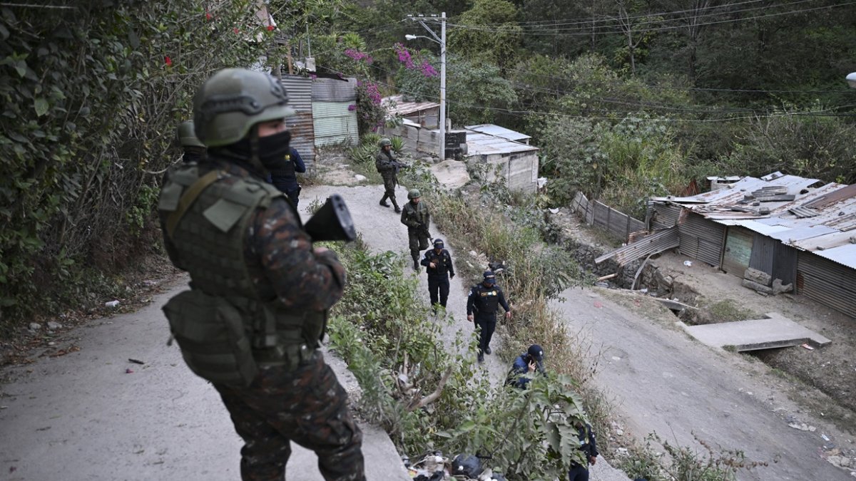 Soldados del Ejército de Guatemala y policías patrullan una calle del barrio Nueva Jerusalén durante el estado de emergencia declarado por el gobierno en la Ciudad de Guatemala el 20 de enero de 2026.