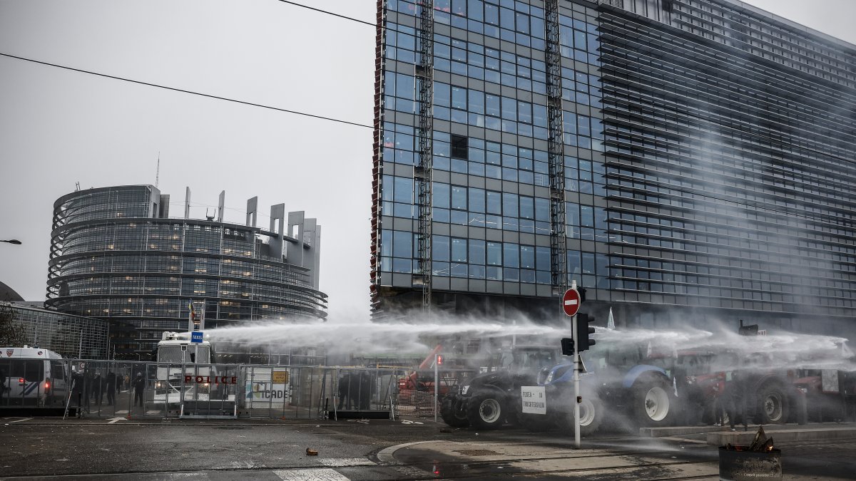 Agricultores de Francia y otros países europeos protestan por el acuerdo comercial con Mercosur.