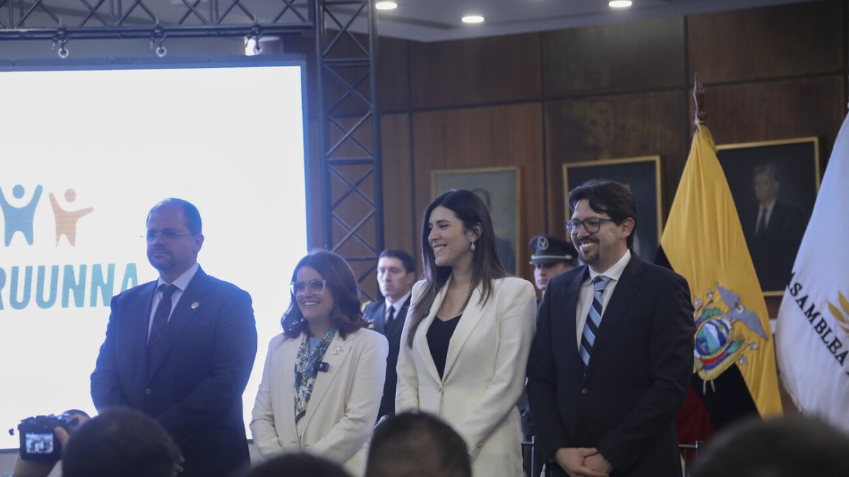 El ministro del Interior John Reimberg presentó el proyecto y la vicepresidenta María José Pinto fue testigo.