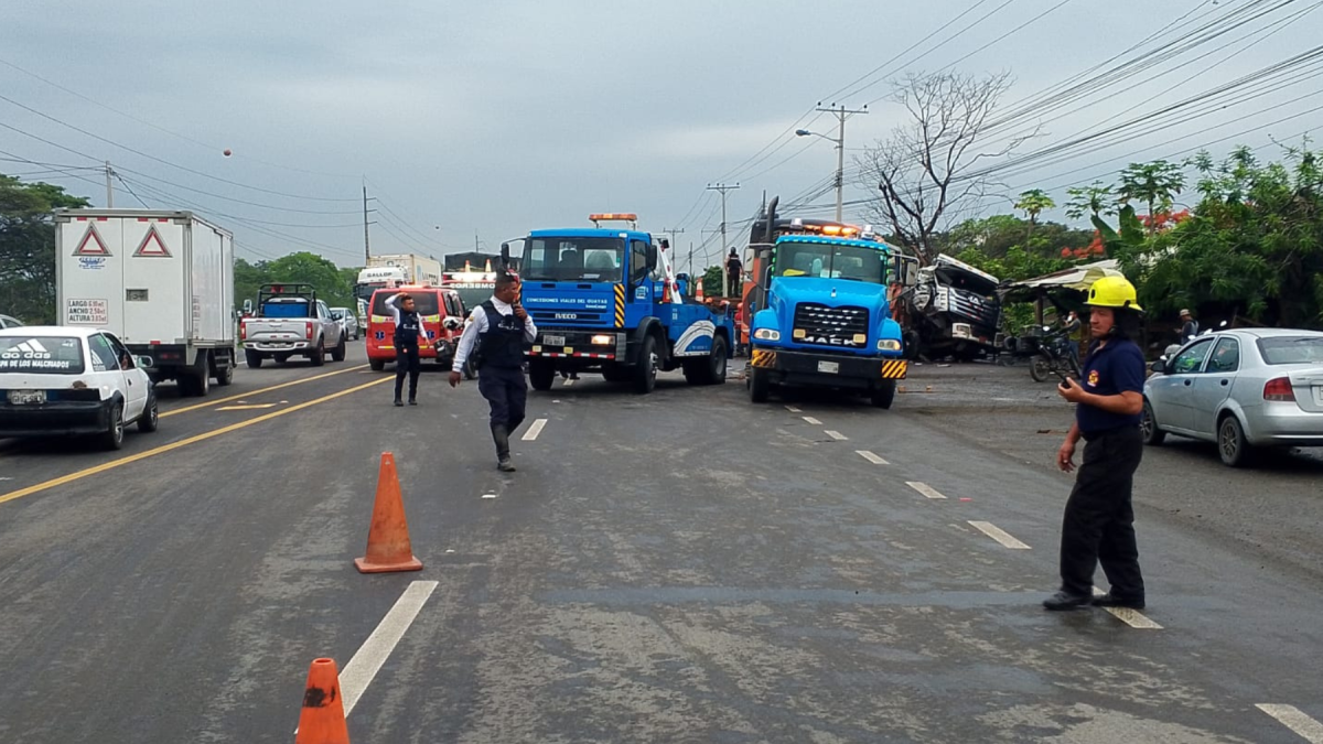 Equipos de emergencia atienden el siniestro registrado en la vía a Yaguachi, que dejó once personas heridas y una víctima mortal, mientras se investigan las causas del accidente.