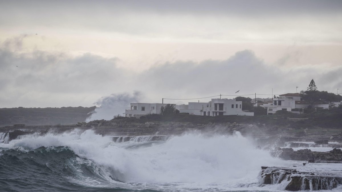 Oleaje en la costa cerca de la localidad menorquina de S'Algar, España, este martes 20 de enero de 2026.