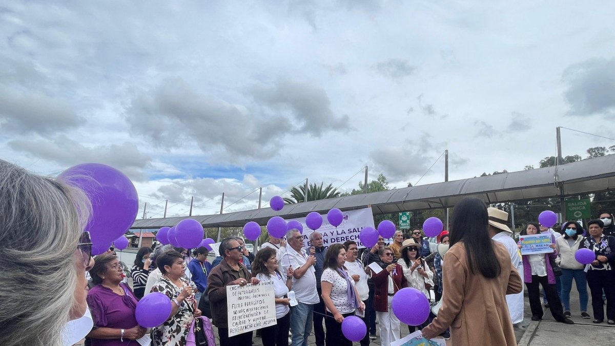 Pacientes y colectivos sociales anuncian un plantón en Cuenca por la crisis sanitaria del IESS.