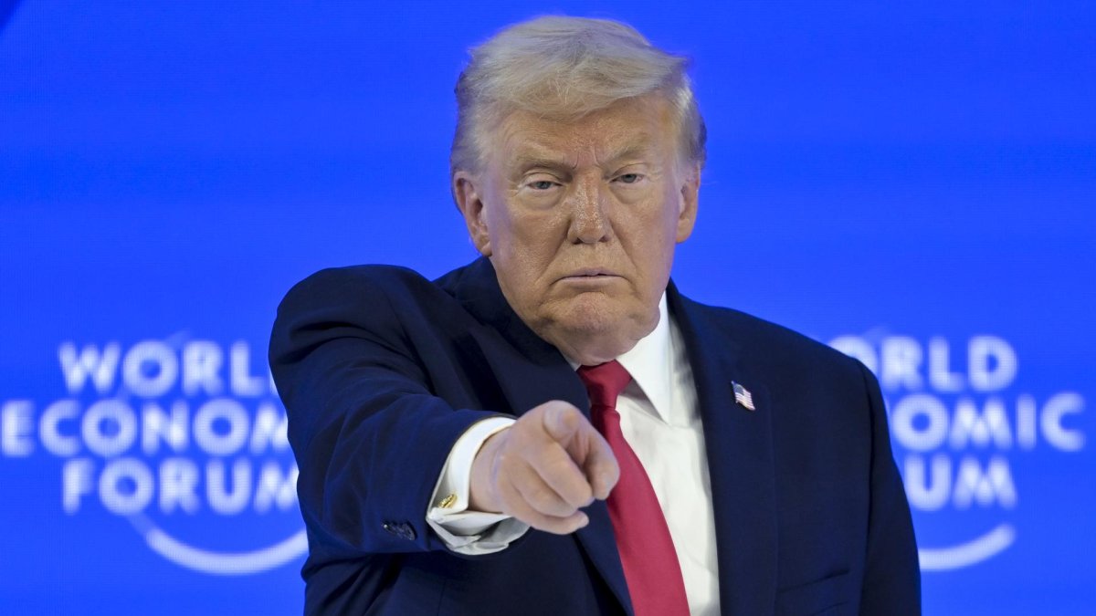 El presidente de EE.UU., Donald Trump, gesticula este miércoles tras su discurso especial en la 56ª reunión anual del Foro Económico Mundial en Davos (Suiza).
