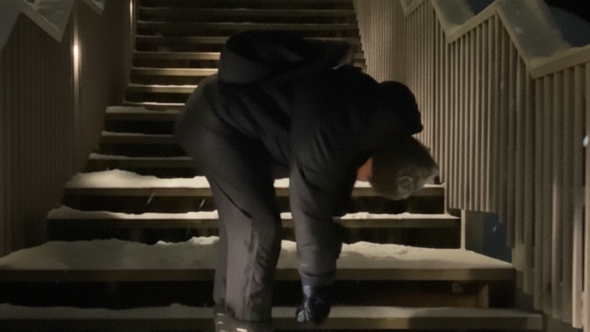 Una escena del video viral en el que ciudadanos de Groenlandia parodian con humor ácido el consumo de fentanilo en EE. UU., como crítica a la oferta de compra del territorio hecha por Donald Trump.