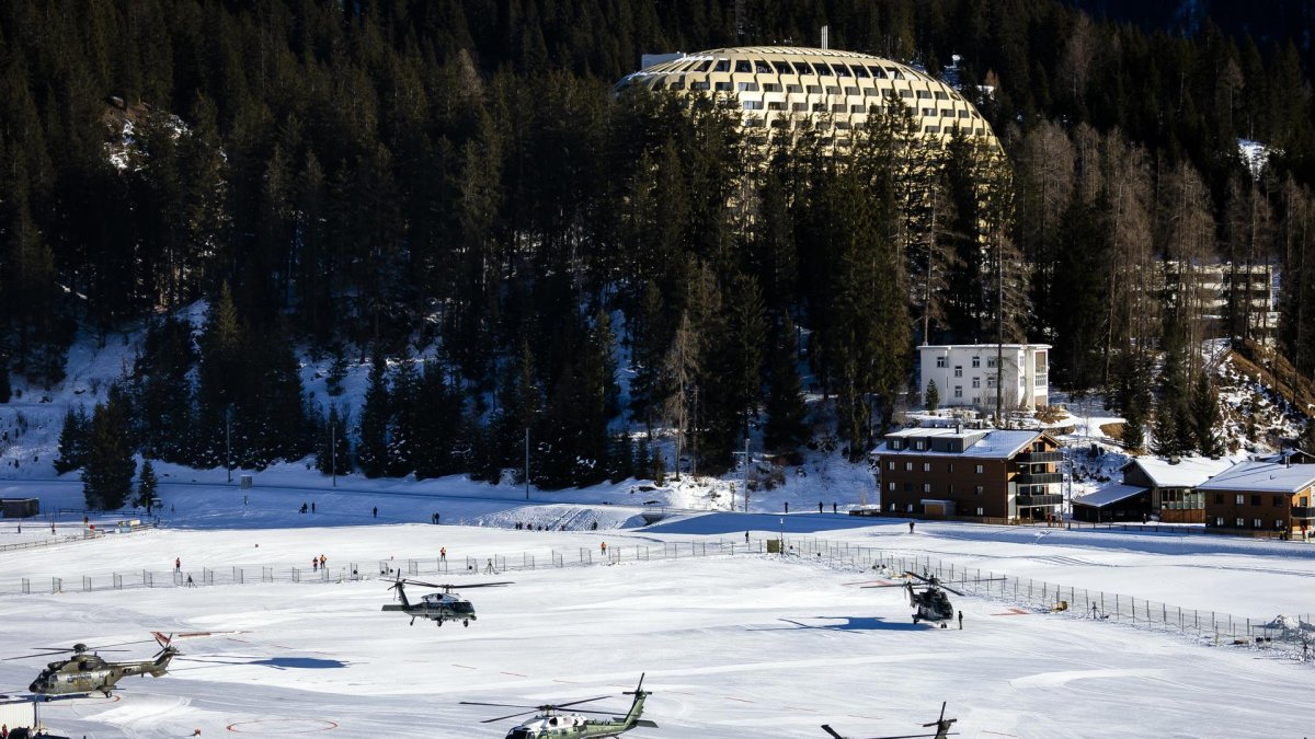 El helicóptero Marine One que lleva al presidente de EE.UU., Donald Trump,al llegar a la 56ª reunión anual del Foro Económico Mundial en Davos (Suiza).