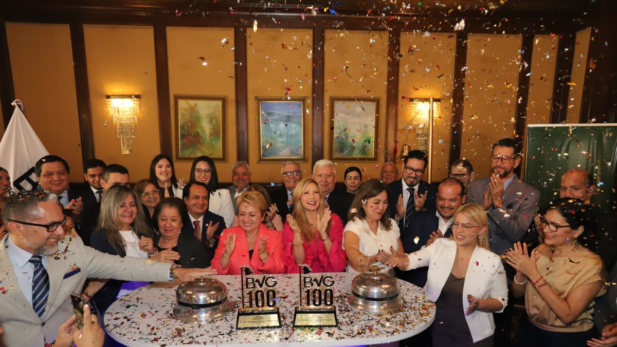 Momento en que la Bolsa de Valores de Guayaquil hace su centésimo toque de campana.