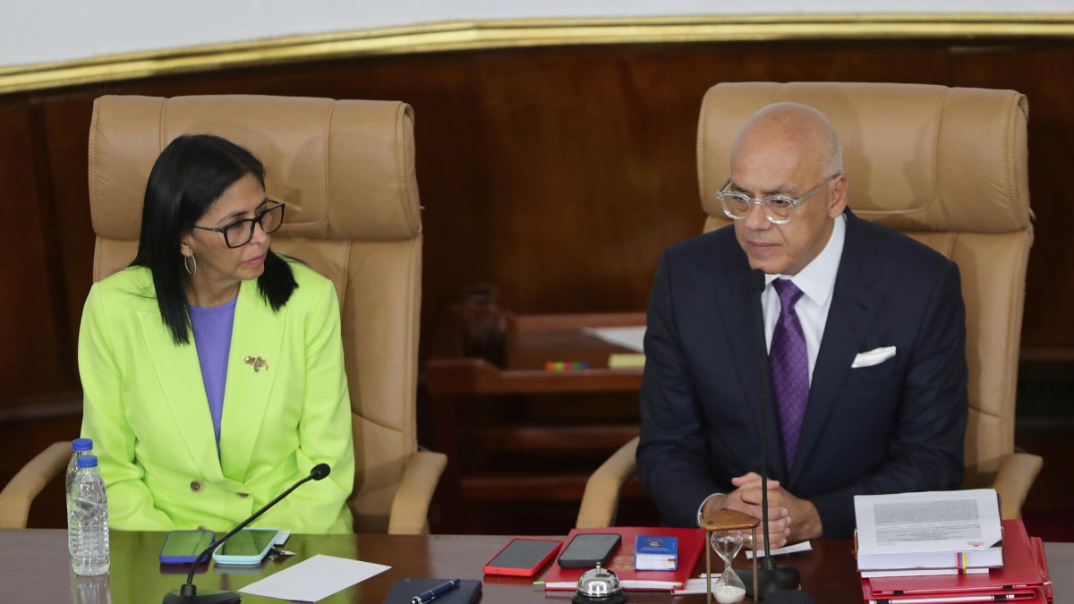 El presidente de la Asamblea Nacional, Jorge Rodríguez (d) habla junto a la presidenta encargada de Venezuela, Delcy Rodríguez,
