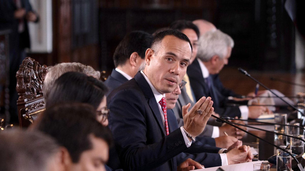 El presidente interino de Perú, José Jerí (c), en una fotografía de archivo.
