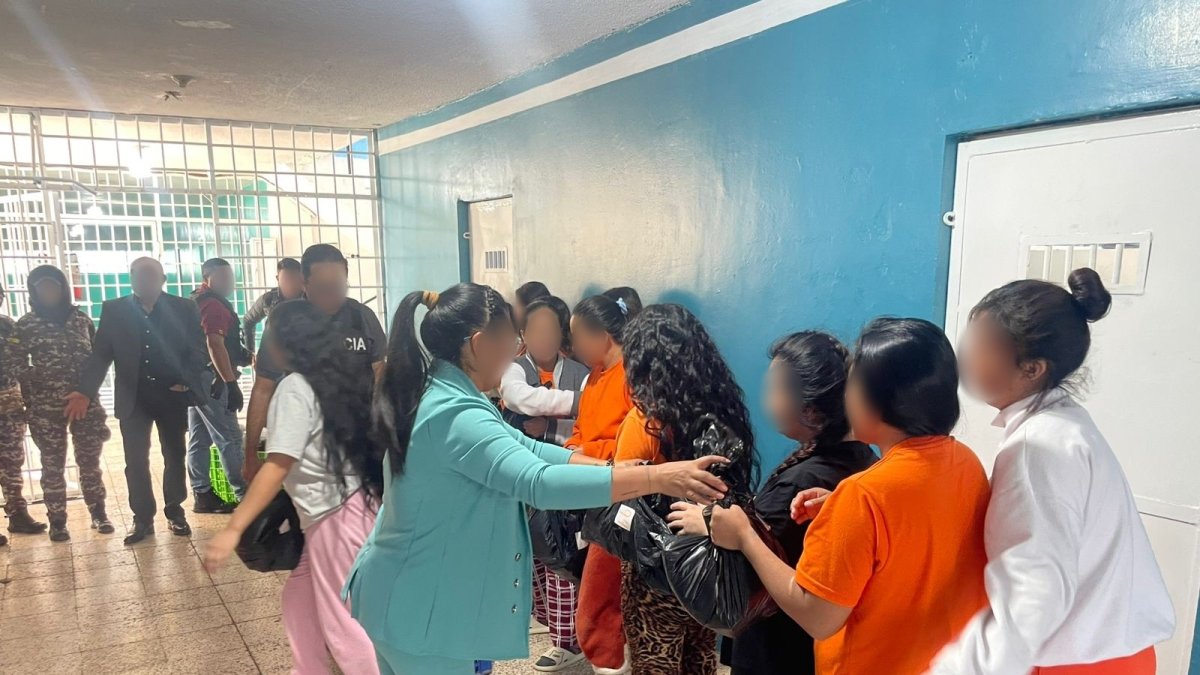 La resolución establece parámetros específicos para asegurar el acceso a insumos esenciales en los centros de rehabilitación social femeninos.