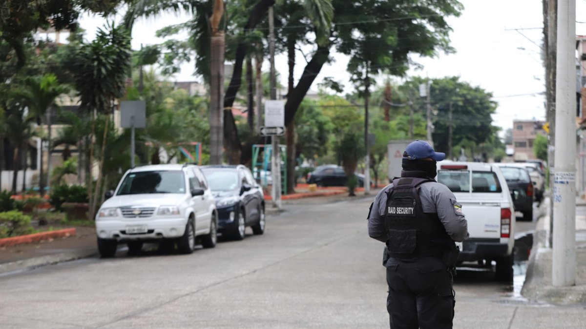 El guardia asignado a esta zona ronda cada manzana. Él reconoce los puntos más peligrosos de Urdenor 1.