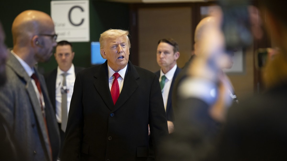 El presidente de Estados Unidos, Donald Trump, habla con los medios de comunicación.