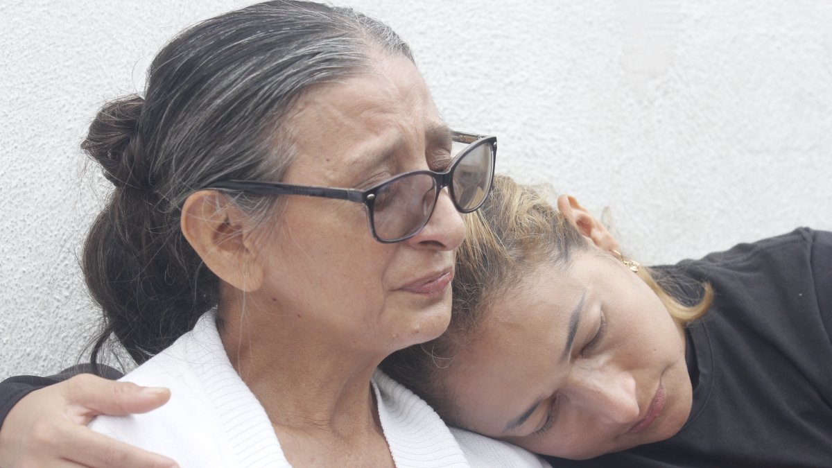 Rita Lucas recibe el consuelo de sus familiares tras la muerte de Juan Gregorio Garcés Lucas, su hijo.