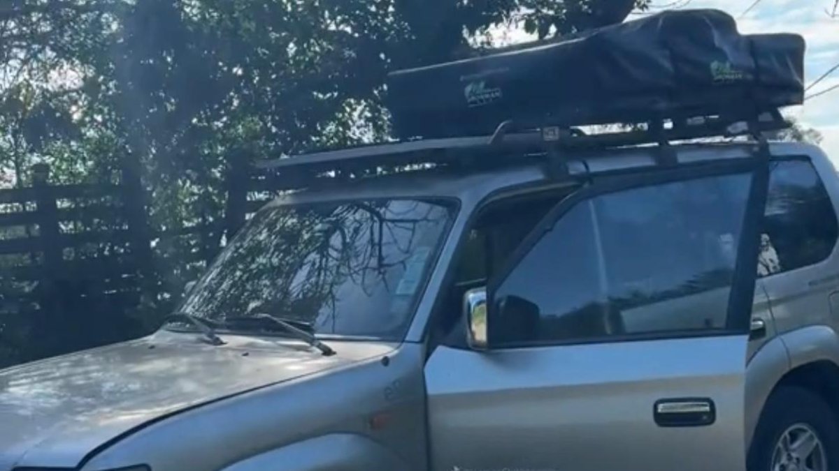 El vehículo de los influencers “Vamos Clamentina” quedó desvalijado mientras estaba estacionado en Pinsha.