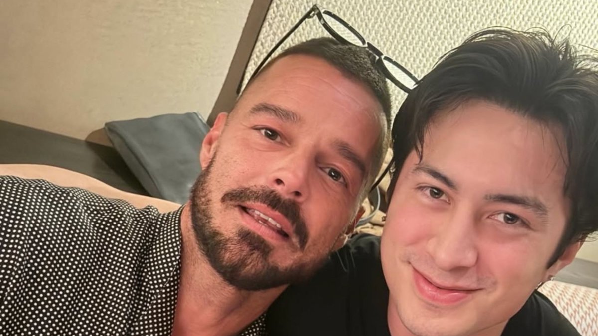 Ricky Martin y el actor Hudson Williams.