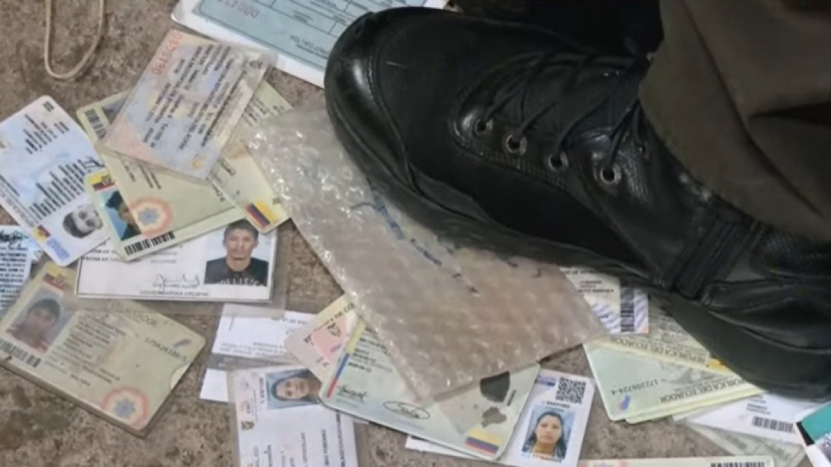 Hallazgo. En la vivienda utilizada para esconder objetos robados encontraron cientos de cédulas de identidad.