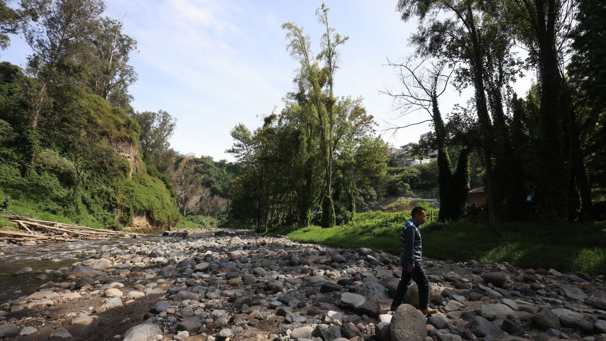La comunidad se ha involucrado en mingas para la limpieza del río San Pedro, pese a ello es uno de los más contaminados de Quito.