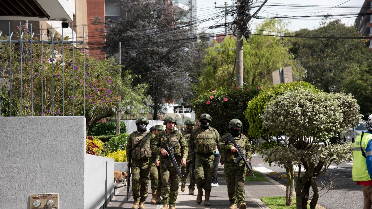 Seguridad. Militares recorrieron la González Suárez luego del hecho violento registrado.