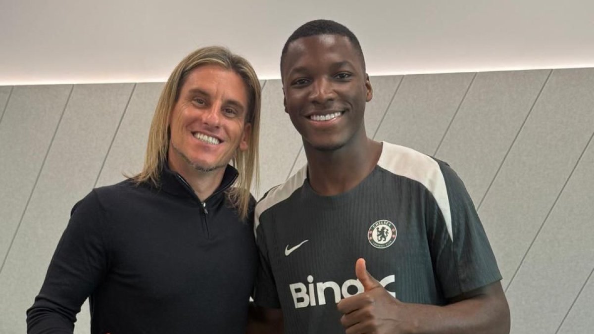 Sebastián Beccacece (i) observó a Niño Moi durante la victoria del Chelsea 1-0 ante Pafos por la Champions League.