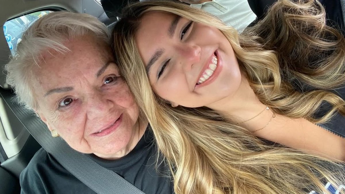 Rafaella con su querida abuela materna.