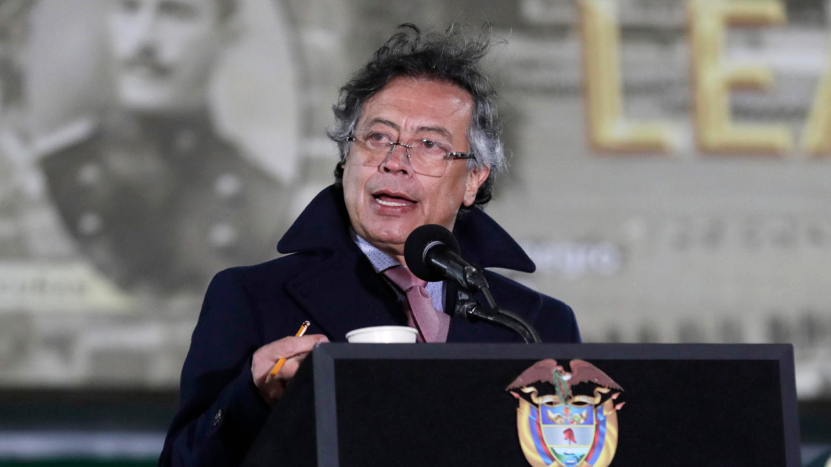 Petro advierte represalias tras arancel impuesto por Ecuador.