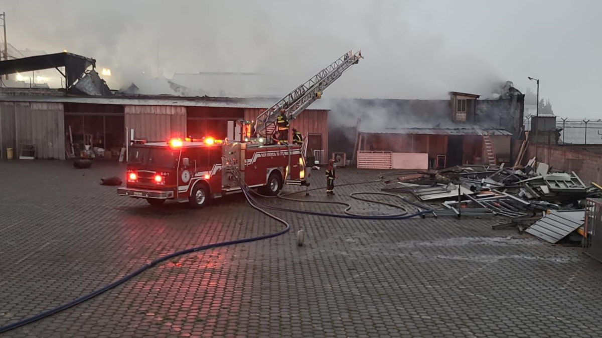 50 efectivos del Cuerpo de Bomberos trabajaron para controlar el fuego. Foto Cortesía Bomberos