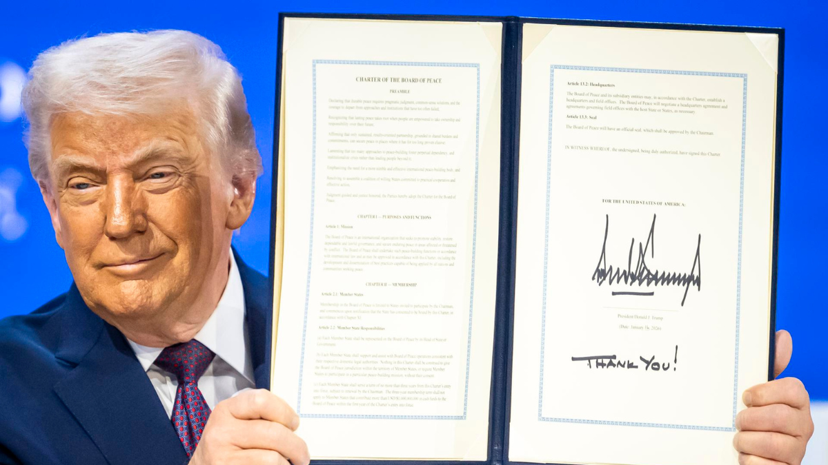 El presidente de Estados Unidos, Donald Trump, sostiene una carta fundacional firmada en la reunión de la 