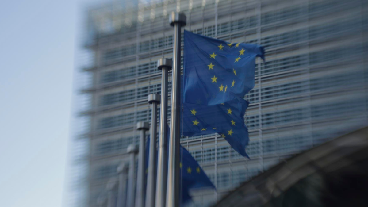 Banderas de la Unión Europea frente a la sede de Bruselas, en el marco de la reunión de líderes para revisar estrategias ante las tensiones con Estados Unidos.