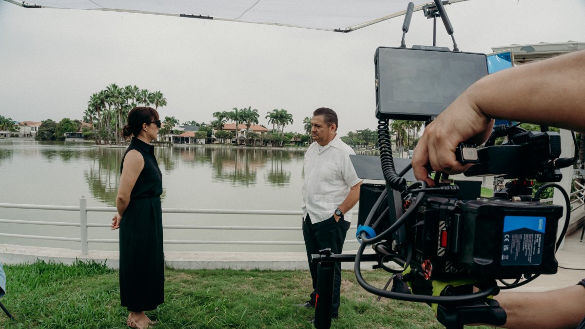 En Memento Vivere, el duelo no aparece como un evento aislado, sino como una presencia que se filtra en la vida diaria.