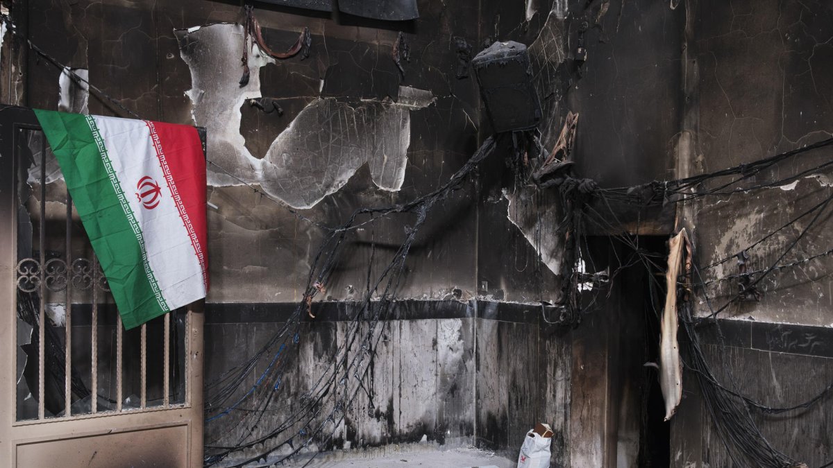 Interior quemado de la mezquita Beheshti, del oriental barrio de Tehranpars, durante las protestas que han sacudido el país en las últimas semanas.