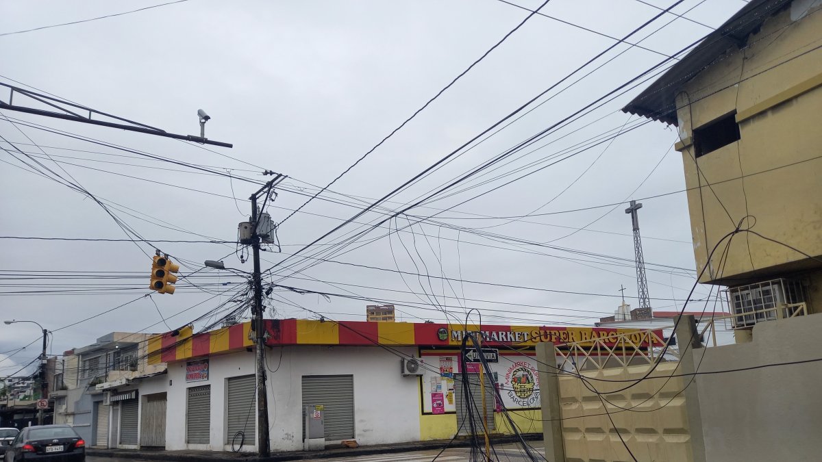 La acumulación de cables provoca contaminación visual y riesgo cuando el material cae a la calzada debido a su peso.