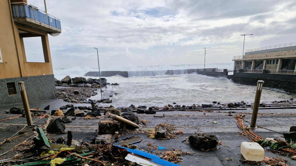 Áreas afectadas por el temporal en la primera línea de costa en Aci Trezza, Sicilia, Italia.