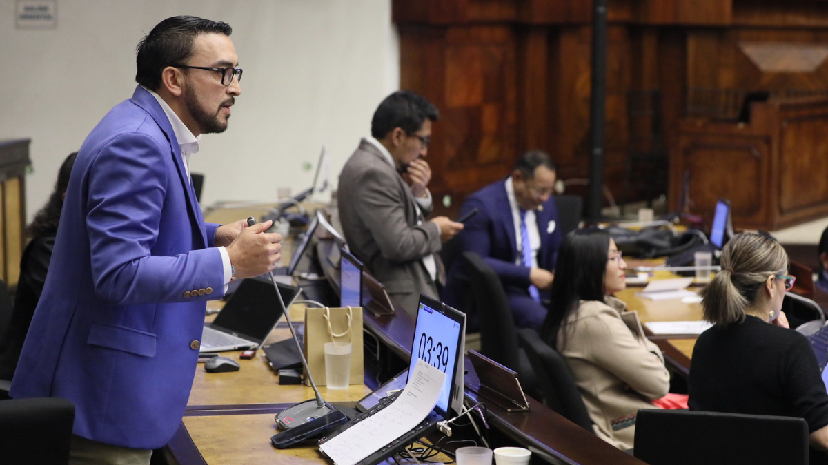 El asambleísta Roque Ordóñez, de Revolución Ciudadana, interviene en el Pleno.