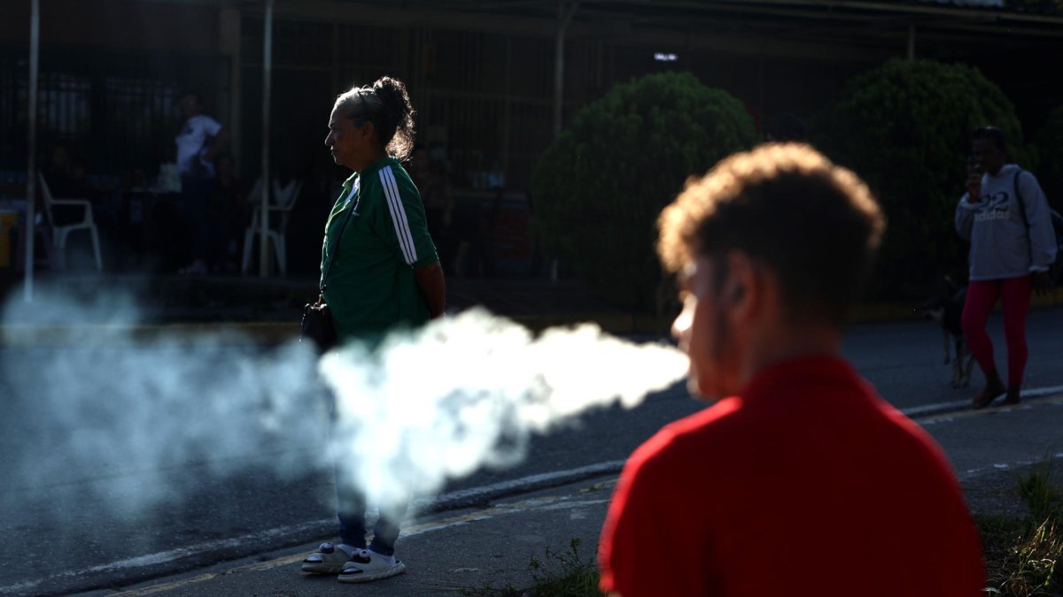 Familiares de presos políticos esperan frente al centro penitenciario Rodeo I este jueves, en Zamora estado de Miranda (Venezuela).