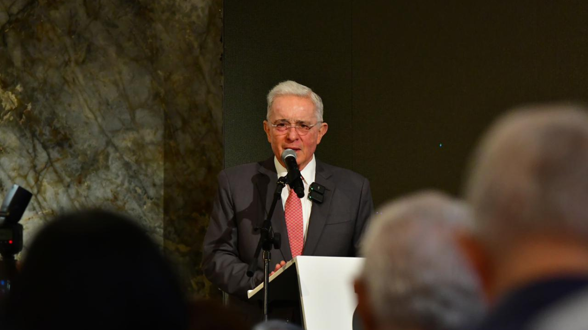 Álvaro Uribe dicta un seminario sobre liderazgo en la UEES, en Samborondón, Guayas.