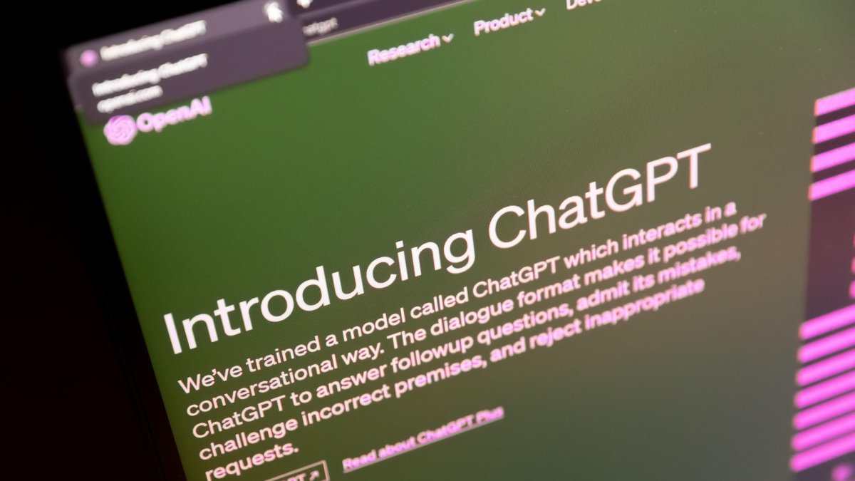 Fotografía que muestra una computadora con la portada de ChatGPT, un programa de inteligencia artificial desarrollada por la empresa OpenAI.