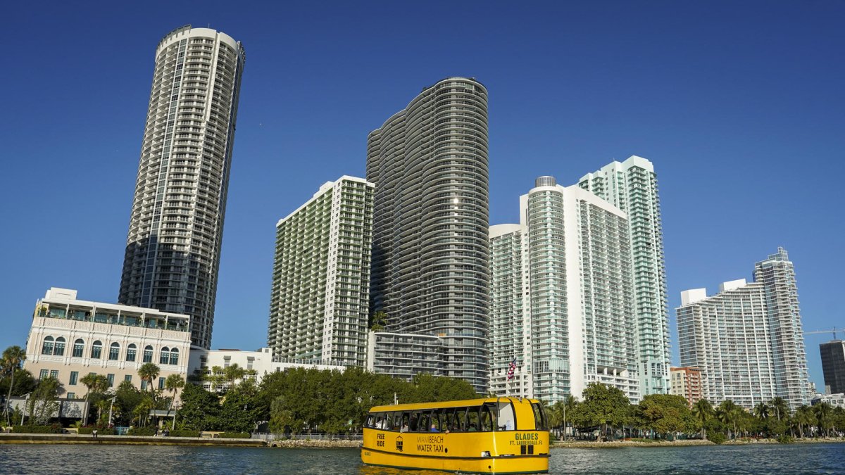 Fotografía cedida por la Ciudad de Miami Beach que muestra un taxi acuático en Miami (EE.UU.)
