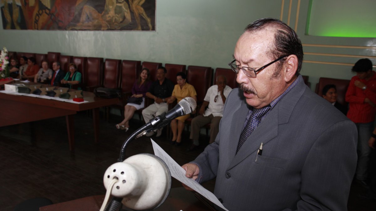 Jorge Astudillo era doctor en Literatura y Ciencias de la Educación y máster en Artes. Publicó cinco poemarios