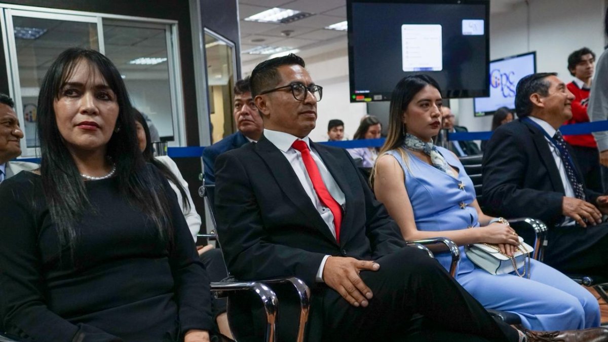 Los comisionados ciudadanos de selección posesionados por el CPCCS.