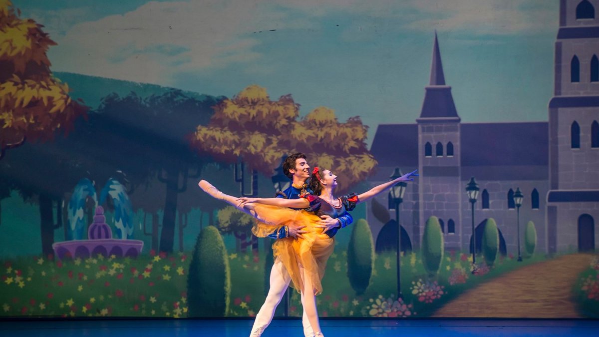 Blancanieves, que tendrá cuatro funciones, es protagonizada por los bailarines Constanza Sánchez y Cristopher Montenegro.