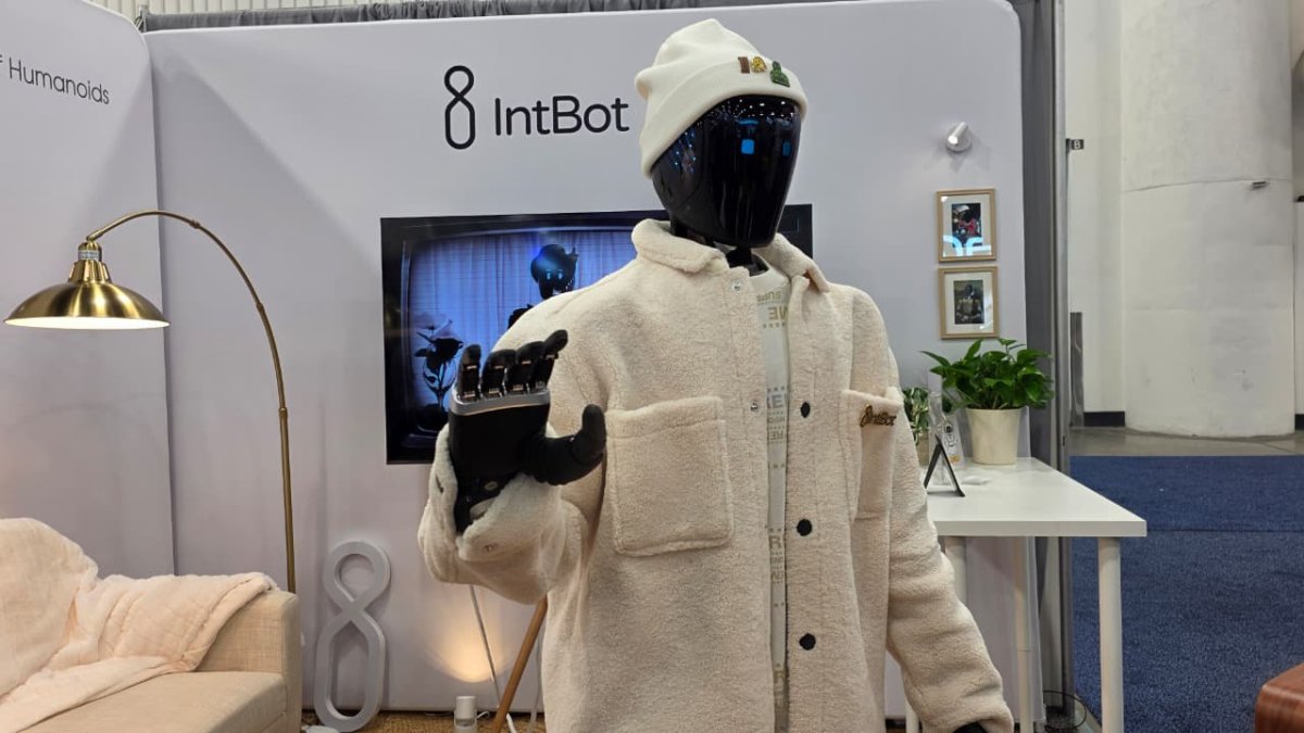 Nylo saluda y conversa con asistentes del CES 2026, mostrando la robótica social del futuro en acción.