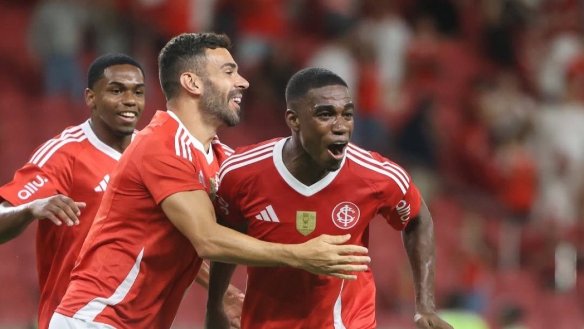 El defensor ecuatoriano debutó en los 'colorados' con gol.